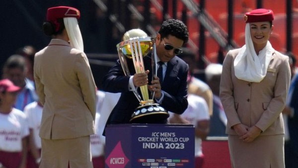 ICC World Cup 2023 : ಸಚಿನ್ ತೆಂಡೂಲ್ಕರ್ ICC ವಿಶ್ವ ಕಪ್ 2023 ಟ್ರೋಫಿಯನ್ನು ಹೊತ್ತಿದ್ದಾರೆ; ಚಿತ್ರಗಳು ವೈರಲ್