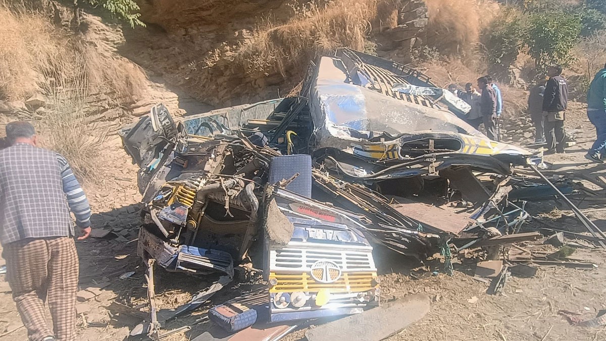 Tragic Bus Accident in Kullu Claims Driver's Life, Leaves Several Injured