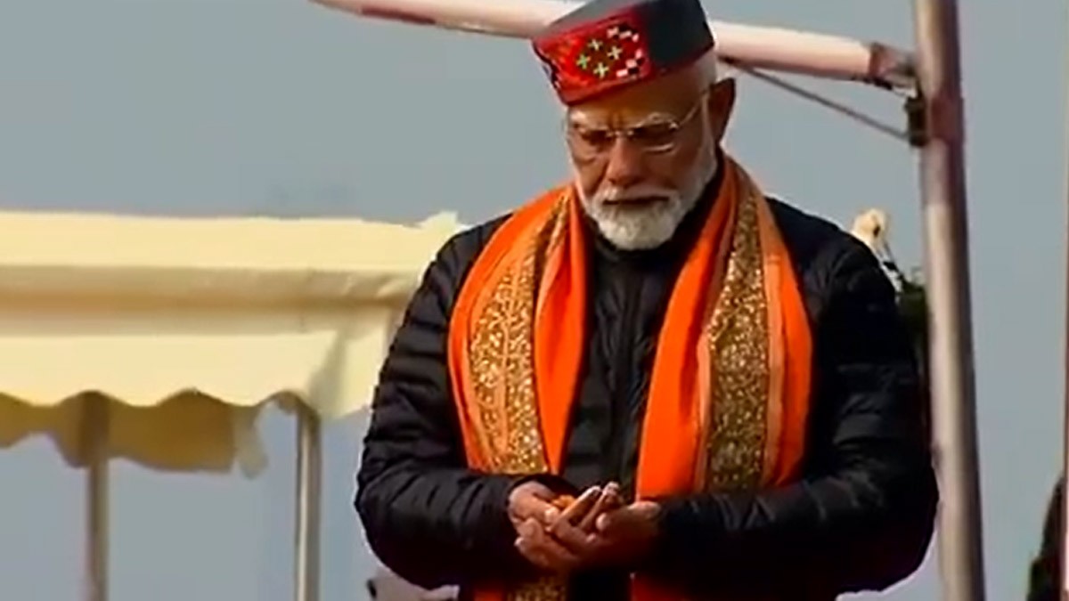 Prime Minister Narendra Modi Offers Prayers at Triveni Sangam in Prayagraj