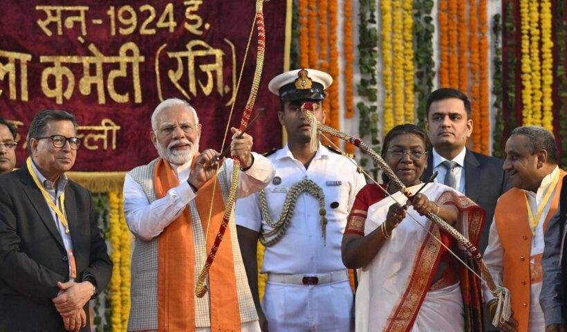 Leaders at a Dussehra celebration in Delhi