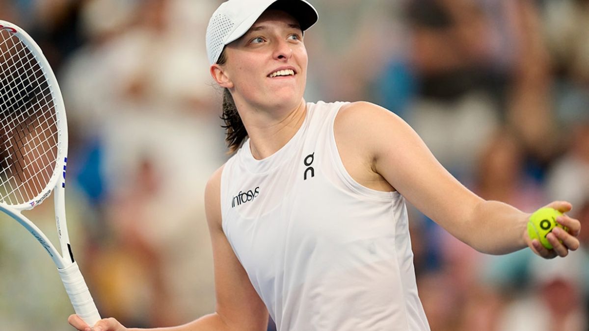 Iga Swiatek Loses Wuhan Open Semi-Final After Reported Leg Injury