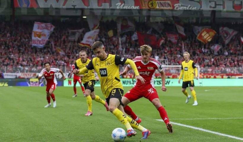 Union Berlin and Borussia Dortmund players competing for the ball